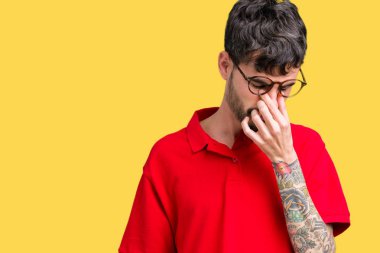 İzole arka plan yorgun sürtünme burun ve göz yorgunluğu ve baş ağrısı duygu üzerinde gözlük takan yakışıklı delikanlı. Stres ve hayal kırıklığı kavramı.