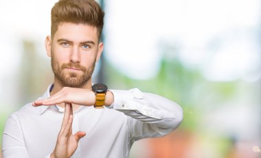 Genç yakışıklı iş adamı yapıyor zaman aşımı jest elle, sinirli ve ciddi bir yüz