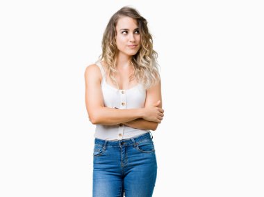 Genç güzel sarışın kadın görünümlü yan ve dik dik bakma uzağa düşünce gülümseyen izole arka plan üzerinde.