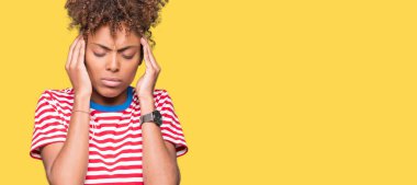 Güzel genç Afro-Amerikan kadın izole arka plan baş baş ağrısı için el ile çünkü stres. Migren muzdarip.