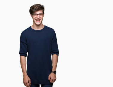 Yüzünde mutlu ve güzel bir gülümseme ile izole arka plan üzerinde gözlük takan yakışıklı delikanlı. Şanslı kişi.