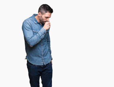 Yakışıklı delikanlı duygu hasta ve soğuk veya bronşit için semptom olarak öksürük izole arka plan üzerinde. Sağlık kavramı.