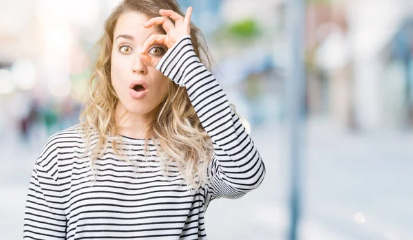 Bella Giovane Donna Bionda Che Indossa Maglione Righe Sfondo Isolato — Foto Stock