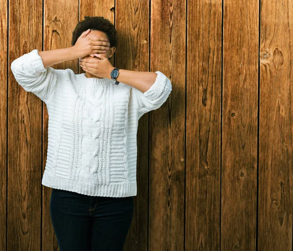 Hermosa Mujer Afroamericana Joven Con Suéter Sobre Fondo Aislado Cubriendo — Foto de Stock