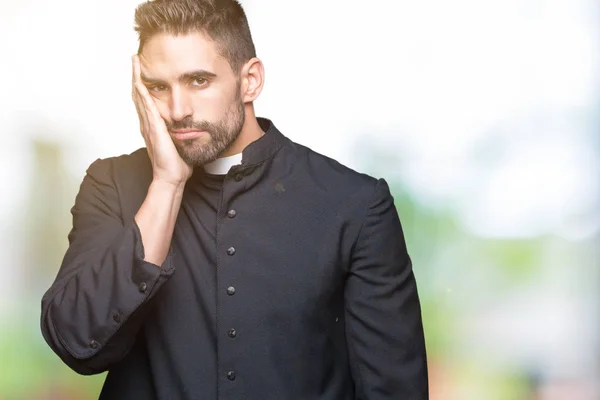 Jovem Padre Cristão Sobre Fundo Isolado Pensando Parecendo Cansado Entediado — Fotografia de Stock