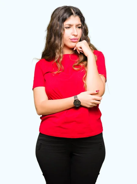 Νεαρή Όμορφη Γυναίκα Που Φοράει Casual Μπλουζάκι Χέρι Στο Πηγούνι — Φωτογραφία Αρχείου