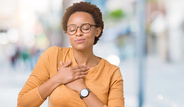 Joven Mujer Afroamericana Hermosa Con Gafas Sobre Fondo Aislado Sonriendo — Foto de Stock