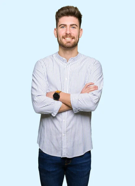 Joven Hombre Guapo Cara Feliz Sonriendo Con Los Brazos Cruzados —  Fotos de Stock