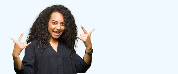 Giovane Bella Ragazza Con Capelli Ricci Indossa Abito Elegante Gridando — Foto Stock