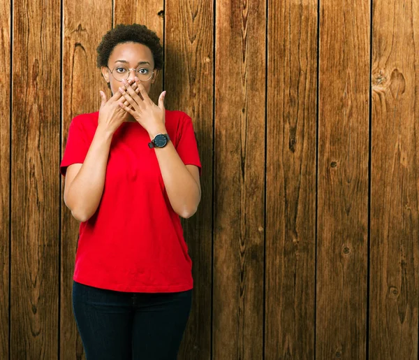 Linda Jovem Afro Americana Usando Óculos Sobre Fundo Isolado Chocado — Fotografia de Stock