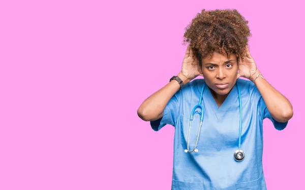 Una Joven Doctora Afroamericana Con Antecedentes Aislados Tratando Escuchar Ambos — Foto de Stock