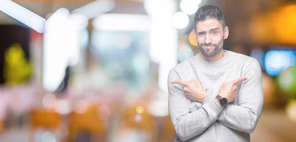 Joven Hombre Guapo Usando Sudadera Sobre Fondo Aislado Señalando Ambos — Foto de Stock