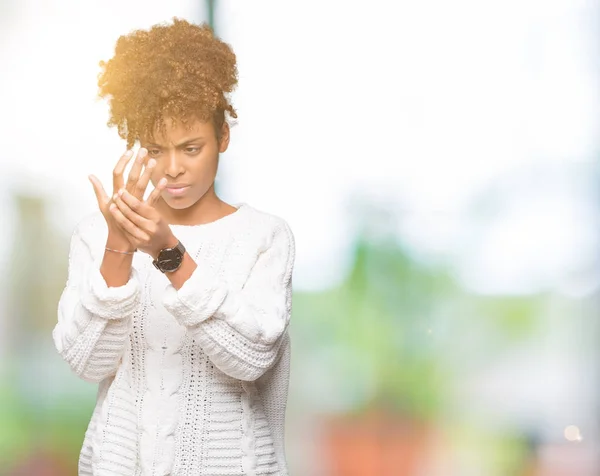 Hermosa Mujer Afroamericana Joven Con Suéter Invierno Sobre Fondo Aislado —  Fotos de Stock