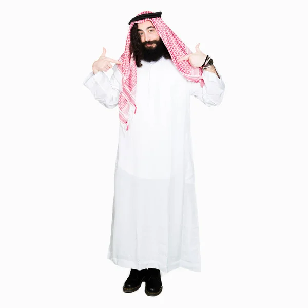 阿拉伯商人长头发 戴着传统的 Keffieh 脸上面带微笑 用手指自豪而快乐地指点自己 — 图库照片