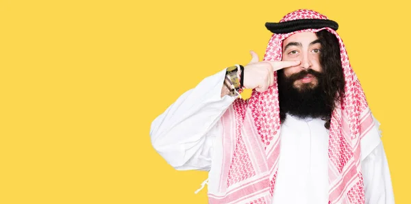 Człowiek Biznesu Arabskiego Długich Włosów Noszenia Tradycyjnych Kefija Szalik Wskazywanie — Zdjęcie stockowe