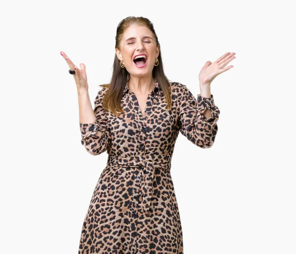 Красивая Зрелая Женщина Средних Лет Леопардовом Платье Изолированном Фоне Празднует — стоковое фото