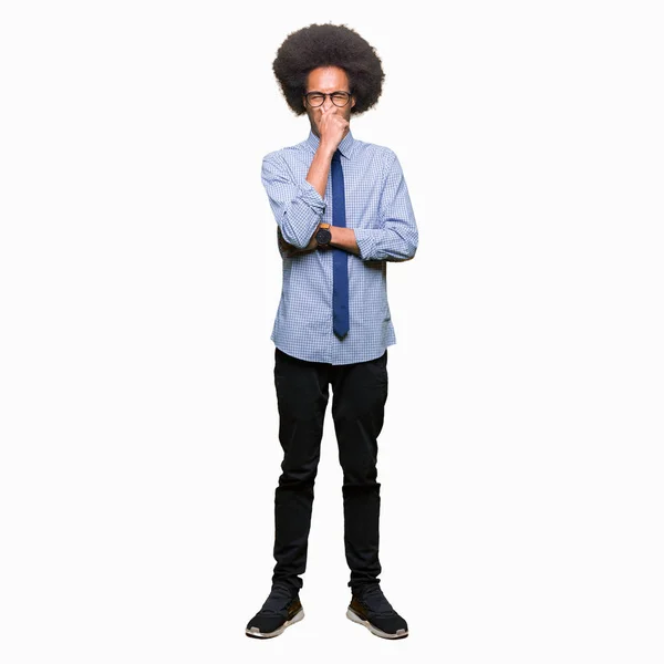 Joven Hombre Negocios Afroamericano Con Cabello Afro Usando Gafas Que —  Fotos de Stock