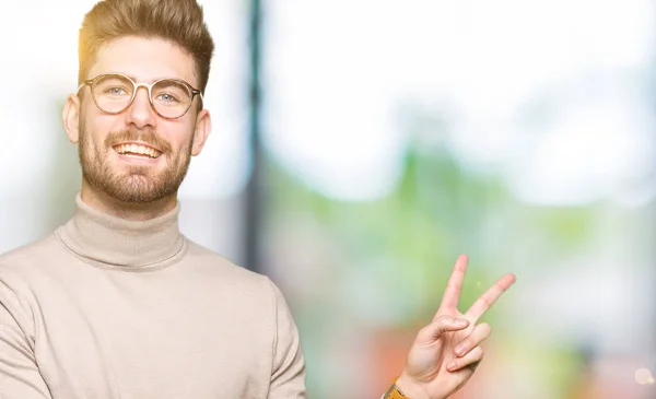 Jonge Knappe Zakenman Bril Glimlachend Met Blij Gezicht Winking Camera — Stockfoto