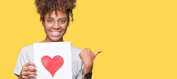 Junge Afrikanisch Amerikanische Frau Hält Papier Mit Rotem Herz Über — Stockfoto