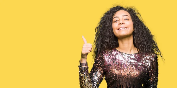 Menina Bonita Nova Com Cabelo Encaracolado Vestindo Vestido Festa Noite — Fotografia de Stock