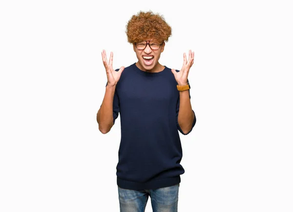 Mladý Pohledný Muž Afro Brýle Crazy Šílené Křičet Řvát Agresivní — Stock fotografie