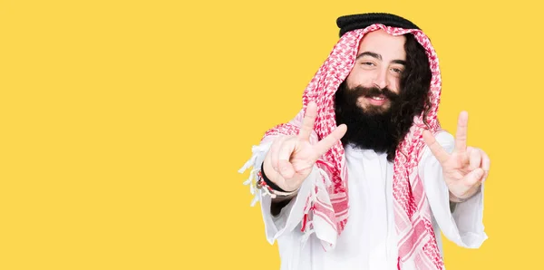 Arabský Obchodník Dlouhými Vlasy Nosí Tradiční Palestinou Šál Usmívající Dívá — Stock fotografie