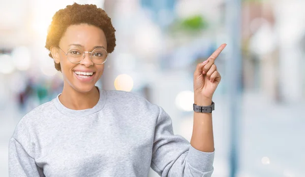 Jovem Mulher Afro Americana Bonita Vestindo Óculos Sobre Fundo Isolado — Fotografia de Stock