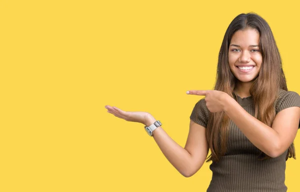 Joven Mujer Morena Hermosa Sobre Fondo Aislado Sorprendido Sonriendo Cámara —  Fotos de Stock