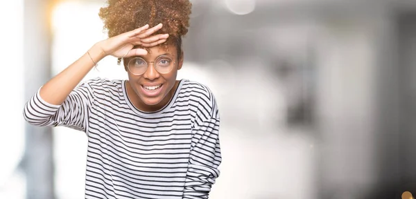 Belle Jeune Femme Afro Américaine Portant Des Lunettes Sur Fond — Photo