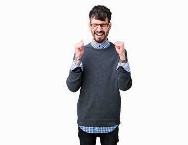 Genç yakışıklı akıllı adam izole arka plan üzerinde gözlük takan silah ile başarı için heyecanlı kutlamak zafer gülümseyen kaldırdı. Kazanan kavramı.