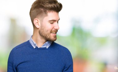 Genç yakışıklı bussines iki elin avuç içi açık gösterilen, sunma ve karşılaştırma ve denge reklam gülen adam