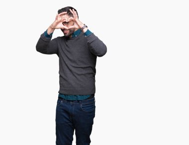 İzole arka plan yaparken kalp şekli el ve parmak işareti seyir gülümseyen ile üzerinde gözlük takan genç yakışıklı adam