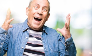 Kızgın ve silah ile başarı için deli kutluyor denim ceket giymiş yakışıklı komuta sizde kaldırdı ve heyecanlı çığlık gözler kapalı. Kazanan kavramı