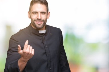 Genç Hıristiyan rahip Beckoning gel burada mutlu ve gülümseyerek el davet ile jest izole arka plan üzerinde