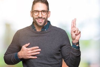 Genç yakışıklı adam gözlük izole üzerinden Swearing göğüs ve bir sadakat sözü yemin yapma parmaklar, el ile arka plan