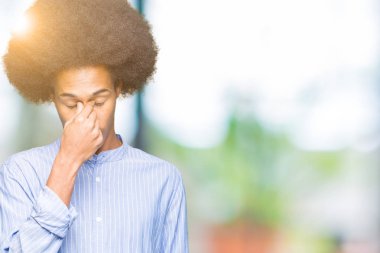 Afrikalı-Amerikalı genç afro saçlı burun ve göz yorgunluğu ve baş ağrısı duygu sürtünme yorgun. Stres ve hayal kırıklığı kavramı.