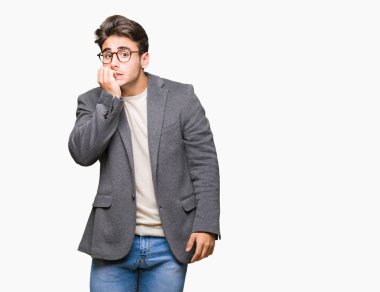 Stresli ve gergin elle çivi ısırma ağzına bakarak izole arka plan üzerinde gözlük takan genç iş adamı. Anksiyete sorunu.