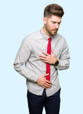 Genç yakışıklı iş dostum mide üzerinde el ile çünkü hazımsızlık, ağrılı hastalık hasta hissediyor. Ağrısı kavramı.