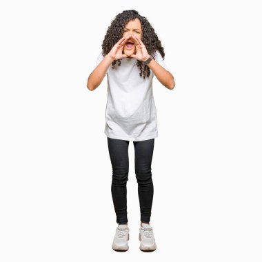 Eller genç güzel kadın kıvırcık saçlı kızgındım yüksek sesle bağırarak beyaz t-shirt giyen ağzına