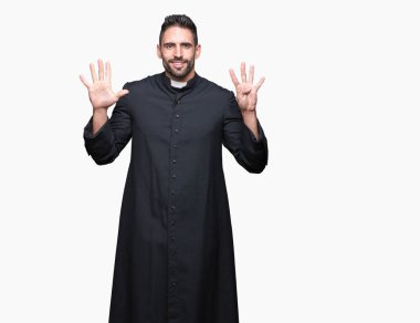 İzole arka plan üzerinde genç Hıristiyan rahip gösteren ve parmak numarası dokuz ile işaret kadar güven ve mutlu gülümseyen.