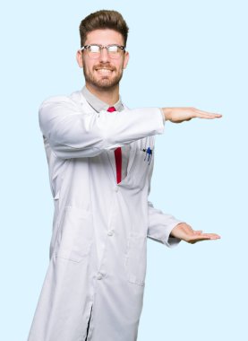 Eller eller büyük gösterilen ve büyük boy işareti, ölçü birimi sembolü ile gözlüklü genç yakışıklı bilim adam. Kameraya bakarak gülümsüyordu. Ölçüm kavramı.