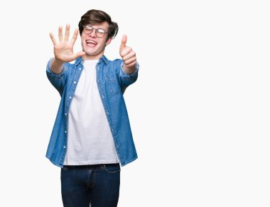 Gösterilen arka plan üzerinde gözlük takan genç yakışıklı adam izole ve parmakları ile işaret kendinden emin ve mutlu gülümseyerek süre 6 numara.