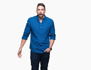 Şüpheci ve alaycı, arayan genç yakışıklı adam şok karşısında izole arka plan üzerine açık ağız ile şaşırttı