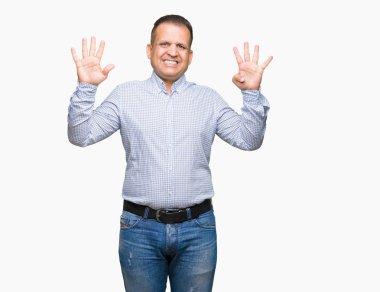 Orta yaş Arap iş adamı gösterilen ve parmakları ile işaret izole arka plan üzerinde numara 9 kendinden emin ve mutlu gülümseyerek süre.