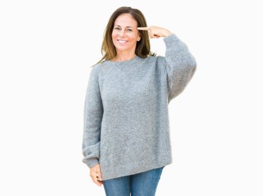 Güzel orta yaş kadın giyiyor kış kazak izole üzerinde arka plan bir parmak, harika bir fikir ya da düşünce, iyi hafıza ile baş gösteren gülen