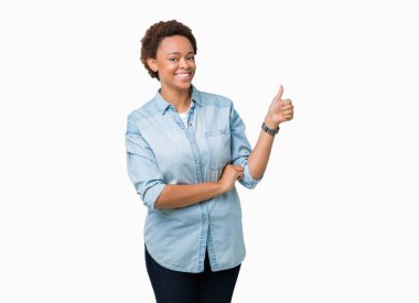 Yanına bir jest yapıyorsun gülümseyen genç güzel Afrikalı-Amerikalı kadın izole arka plan gurur, seyir yaşasın