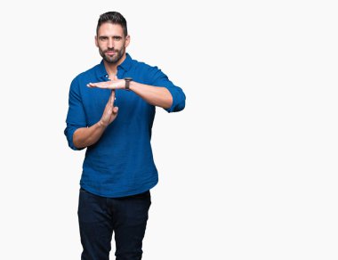 Yakışıklı delikanlı izole arka plan yapıyor zaman aşımı jest elle, sinirli ve ciddi bir yüz üzerinden