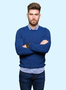 Genç yakışıklı bussines şüpheci ve sinir, onaylamayan ifade yüz çapraz kolları olan adamım. Negatif kişi.