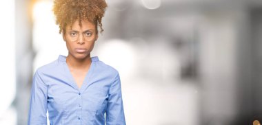 Güzel genç Afro-Amerikan iş kadını izole arka plan şüpheci ve sorun nedeniyle gergin, papatyanın üzgün. Negatif kişi.