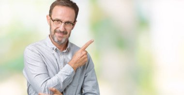 Yakışıklı orta yaş zarif komuta sizde gözlük izole üzerinde işaretçi el parmak tarafı gösteren reklam, ciddi ve sakin yüz için arka plan